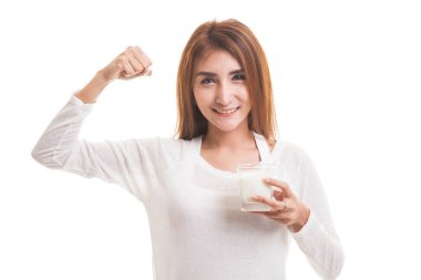 Bir bardak süt içme sağlıklı Asyalı kadın.