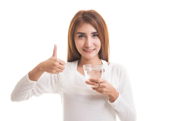 Wanita muda Asia jempol dengan segelas air minum . — Stok Foto