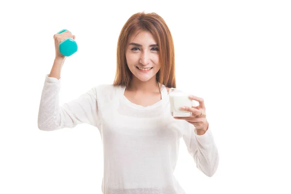 Friska asiatisk kvinna dricka ett glas mjölk och hantel. — Stockfoto