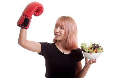 Genç Asyalı kadın boks eldiven ve salata ile.