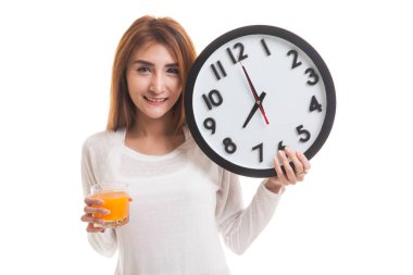 Asyalı kadın saati içki portakal suyu ile.
