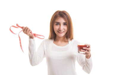 Domates suyu ve ölçüm bandı ile Asyalı kadın.