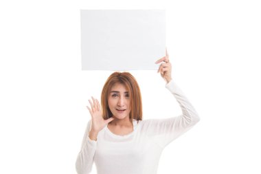 Genç Asyalı kadın sürpriz beyaz boş işareti ile.