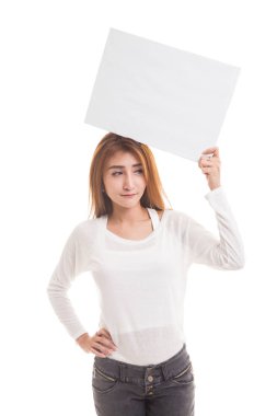 Beyaz boş işareti ile genç Asyalı kadın.