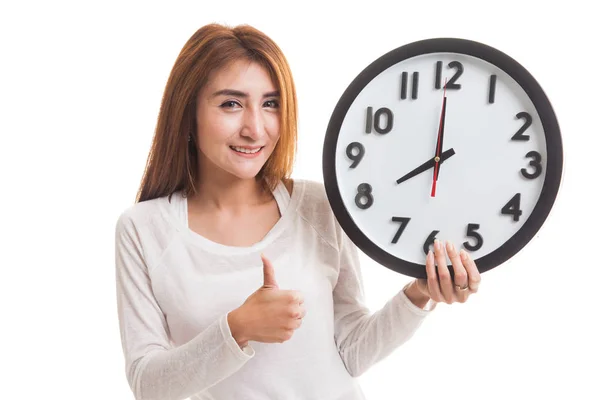 Joven mujer asiática pulgares arriba con un reloj . — Foto de Stock