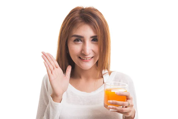 Feliz joven asiática mujer beber jugo de naranja . — Foto de Stock