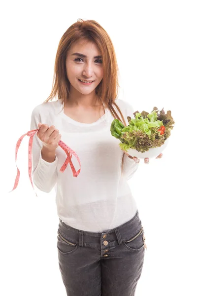 Mujer asiática saludable con cinta métrica y ensalada . — Foto de Stock