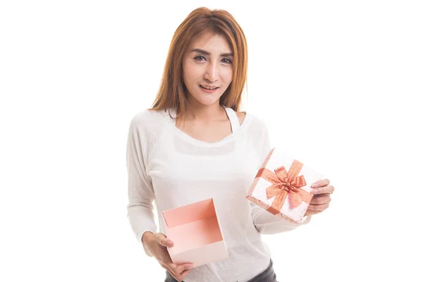 Giovane donna asiatica aprire una scatola regalo d'oro . — Foto Stock