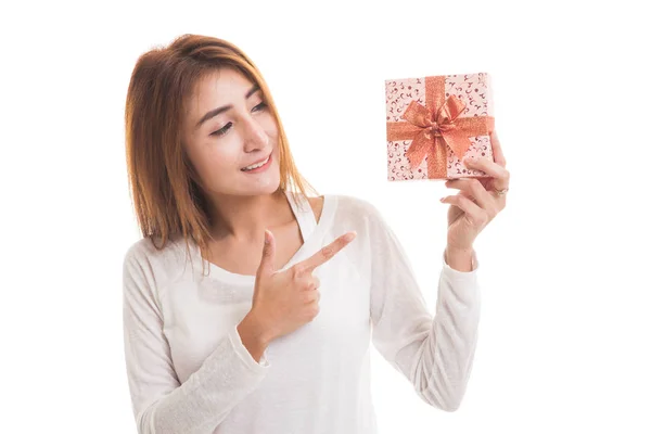 Junge asiatische Frau mit einem Geschenk-Box. — Stockfoto