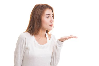 Güzel genç Asyalı kadın bir öpücük darbe.