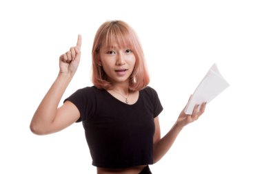 Genç Asyalı kadın bir kitap ile bir fikir var.