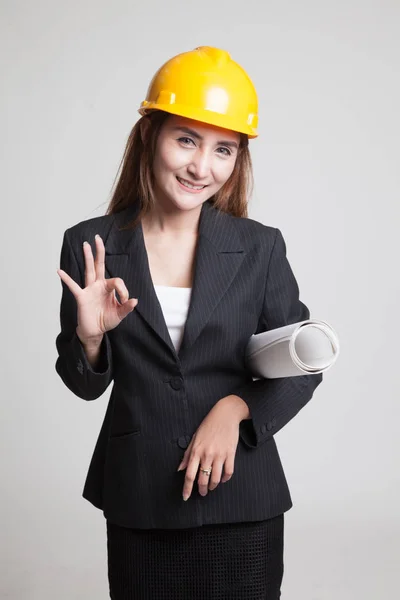 Azjatycki inżynier kobieta z plany Pokaż Ok ręka znak. — Zdjęcie stockowe