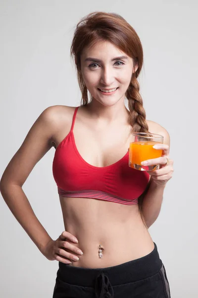 Krásná Asiatka zdravé pít pomerančový džus. — Stock fotografie