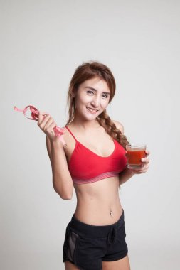 Sağlıklı Asyalı kız diyet domates suyu ve ölçüm bandı ile 