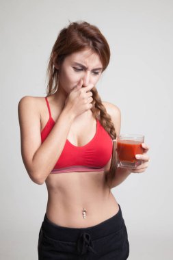 Güzel sağlıklı Asyalı kız nefret domates suyu.