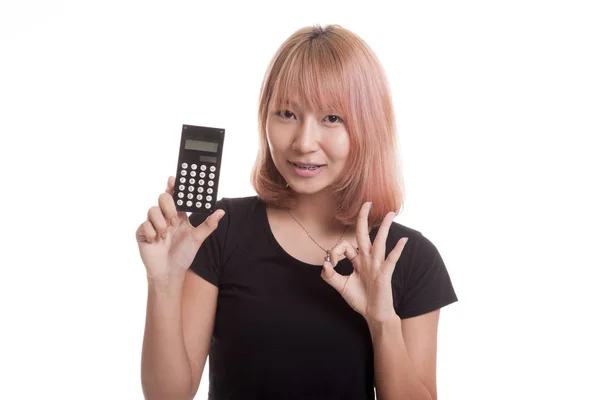 Asijské žena Ukázat Ok s kalkulačkou. — Stock fotografie