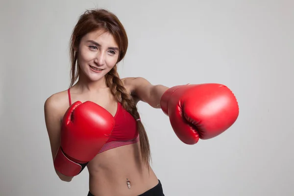 Hermosa chica asiática sana con guante de boxeo rojo . —  Fotos de Stock