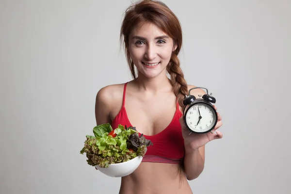 Schöne asiatische gesunde Mädchen mit Uhr und Salat. — Stockfoto