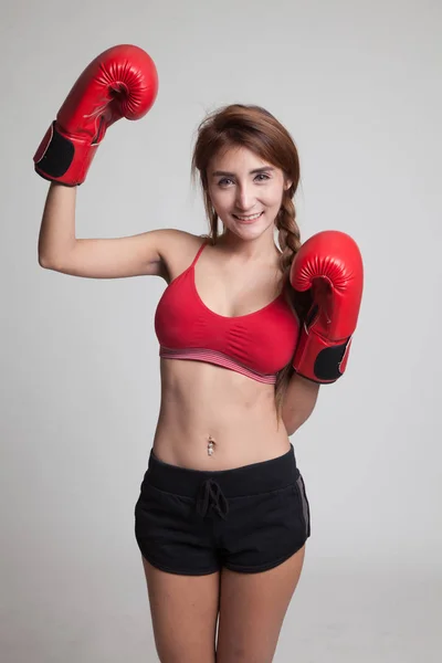 Hermosa chica asiática sana con guante de boxeo rojo . —  Fotos de Stock