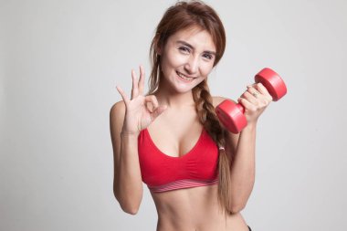 Güzel Asyalı sağlıklı kız göster: Tamam halterle.