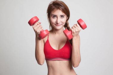 Güzel Asyalı sağlıklı kız egzersiz halter ile.