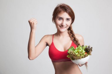 Güzel Asyalı sağlıklı kız yumruk kadar salata ile.