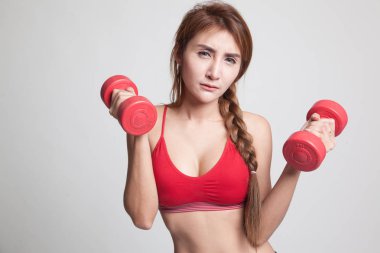 Yorgun Asyalı sağlıklı kız egzersiz halter ile.