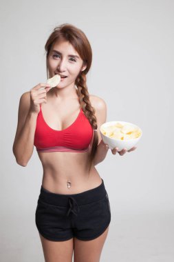 Güzel Asyalı sağlıklı kız yemek patates cipsi.