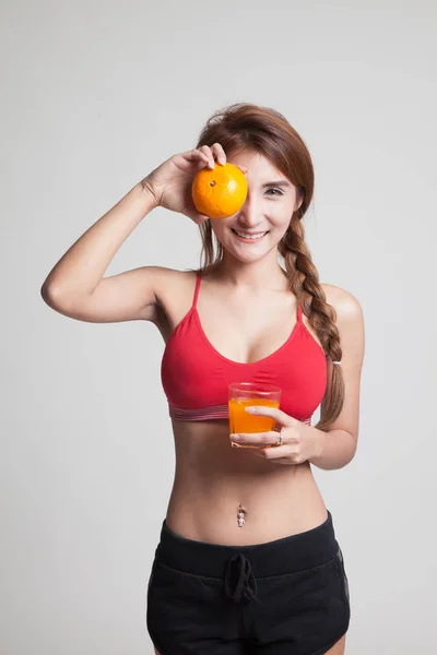Bella ragazza asiatica sana con succo d'arancia e frutta arancione . — Foto Stock