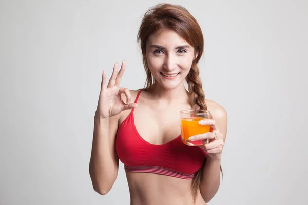 Krásná Asiatka zdravé pít pomerančový džus Ok nenasvědčuje — Stock fotografie