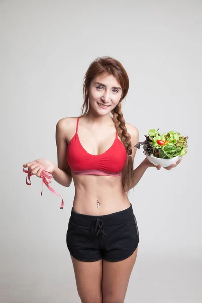 Güzel Asyalı sağlıklı kız ölçme bant ve salata ile. — Stok fotoğraf