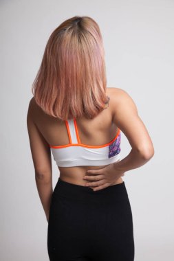 Asyalı sağlıklı kız geri ağrı var.