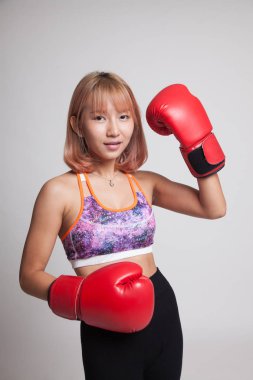 Kırmızı boks eldiven ile sağlıklı güzel Asyalı kız.