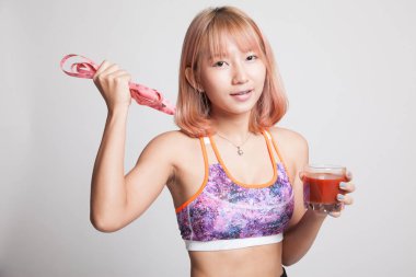 Sağlıklı Asyalı kız diyet domates suyu ve ölçüm bandı ile 