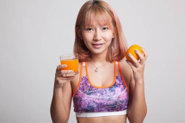 Portakal suyu ve portakal meyve güzel Asyalı sağlıklı kız.