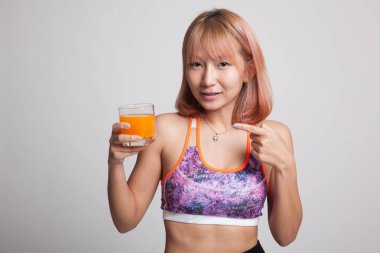 Portakal suyu noktasına güzel Asyalı sağlıklı kız.