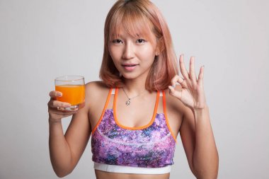 Güzel Asyalı sağlıklı kız portakal suyu içme göster Ok işareti