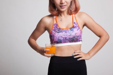 Portakal suyu içme Asyalı sağlıklı kız.