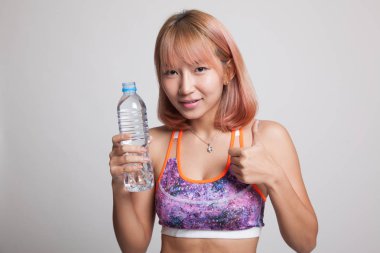 Güzel Asyalı sağlıklı kız şişe içme suyu ile.