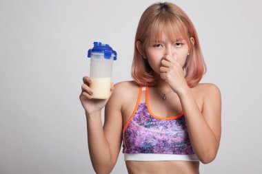 Güzel Asyalı sağlıklı kız nefret peynir altı suyu protein koku.