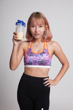 Güzel Asyalı sağlıklı kız ile peynir altı suyu proteini.