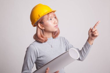 Planları ile gösteren Asyalı mühendisi kadın.