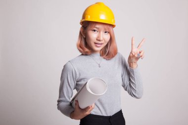 Asya mühendisi kadın planları ile göstermek zafer işareti.