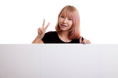 Genç Asyalı kadın göstermek boş işareti ile zafer işareti.