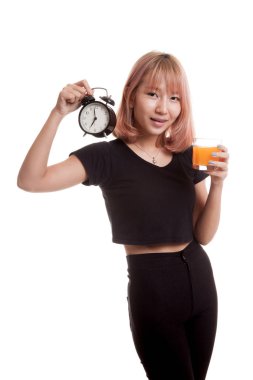 Asyalı kadın saati içki portakal suyu ile.