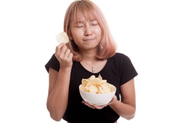 Genç Asyalı kadın yemek patates cipsi.
