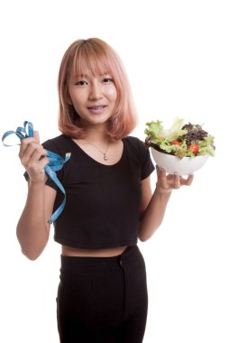 Ölçme bant ve salata ile sağlıklı Asyalı kadın.