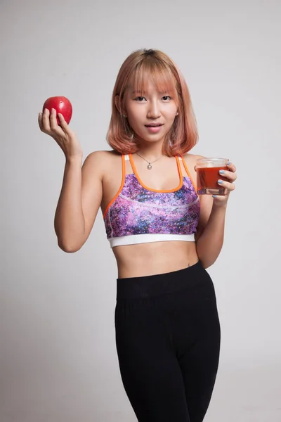 Domates suyu ve elma ile sağlıklı güzel Asyalı kız. — Stok fotoğraf