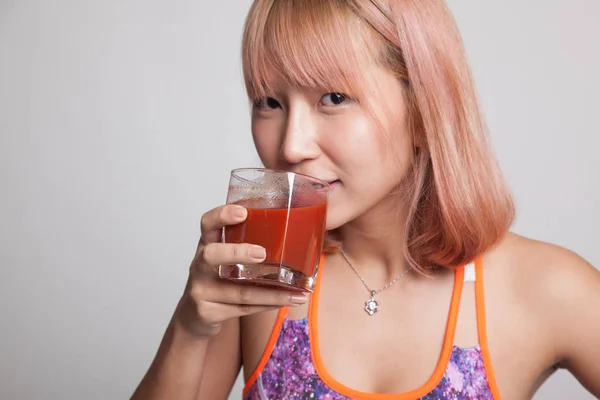 美丽健康的亚洲女孩喝番茄汁. — 图库照片