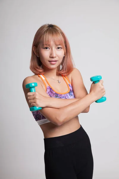Güzel Asyalı sağlıklı kız egzersiz halter ile. — Stok fotoğraf